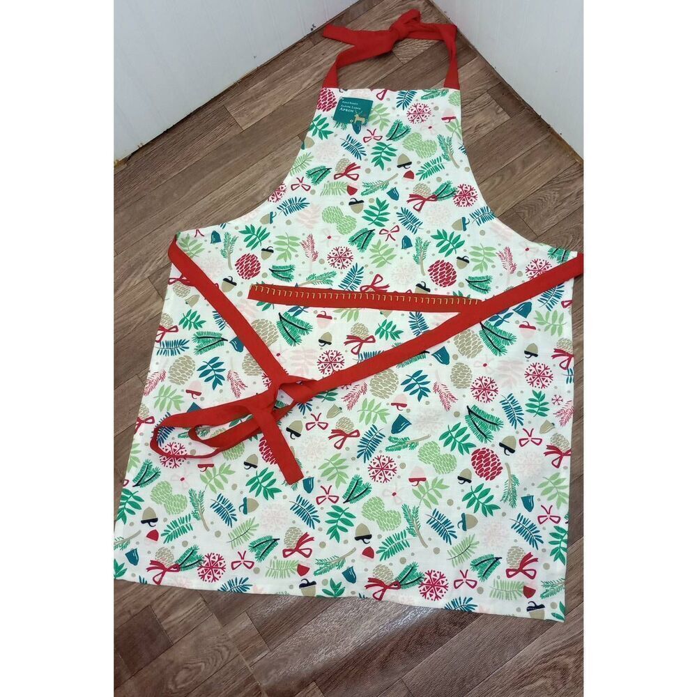 NWT world market  winter, Christmas apron. Adult size, one size